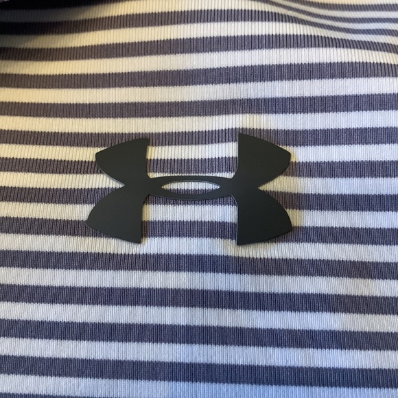 Under Armour Heat Gear, Loose L, Grey and White Striped. - Picture 3 of 4